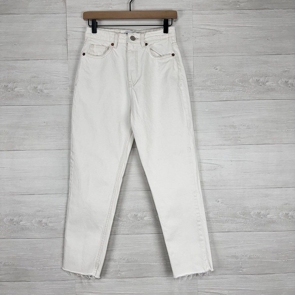 ZARA Mom Fit Tapered Jeans Size 4 Waist 26 White High Rise Raw Hem Rigid Denim - Picture 1 of 13